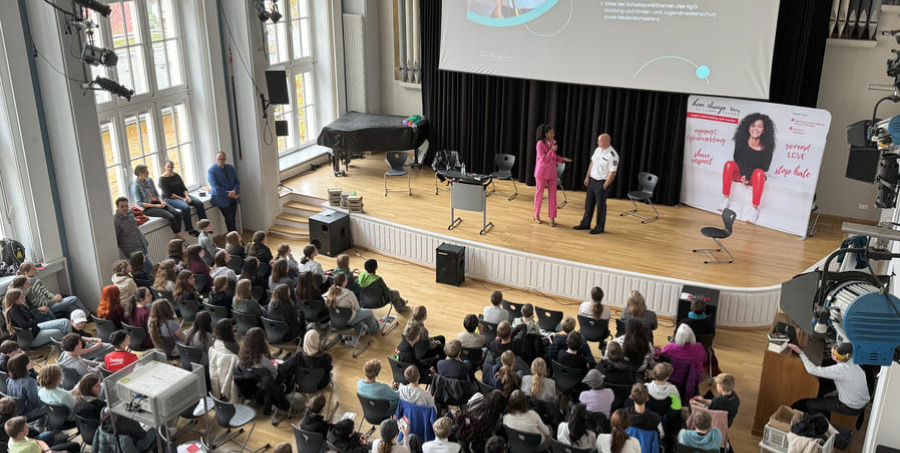Lijana Kaggwa spricht bei einer Schulveranstaltung von Love Always Wins über Cybermobbing-Prävention und digitale Verantwortung