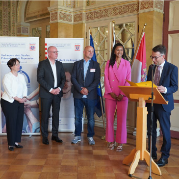 Verleihung des Hessischen Präventionspreises an Love Always Wins e.V. – Lijana Kaggwa mit Vertretern des Landes Hessen bei der Preisübergabe